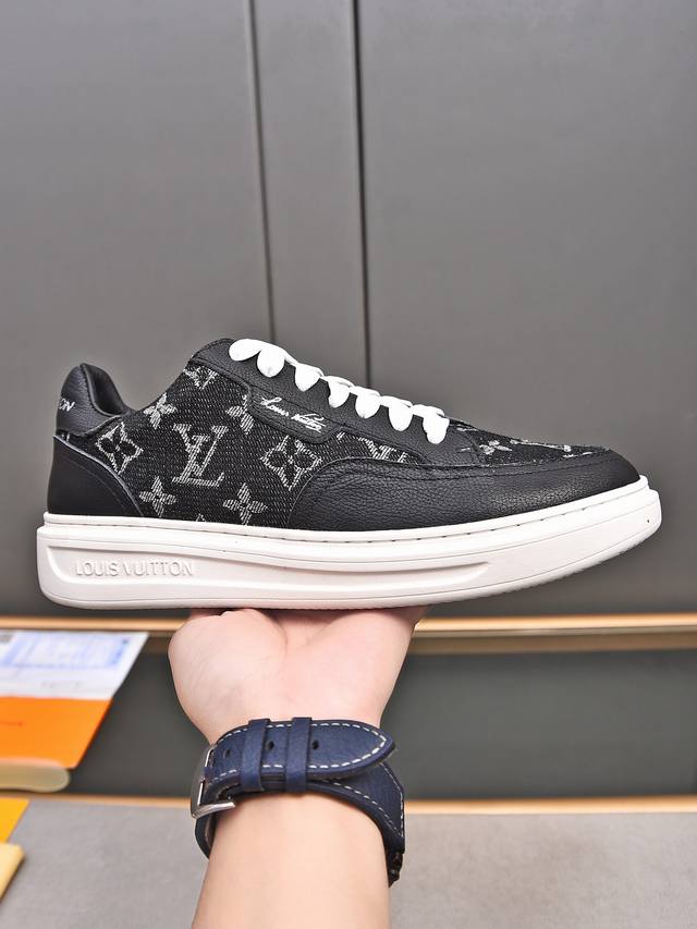 新品 商品商标：Lv* 路易威* 休闲鞋 正码码数: 38-44 可订做45 商品材料：鞋面1:1材质羊皮里，橡胶耐磨大底。